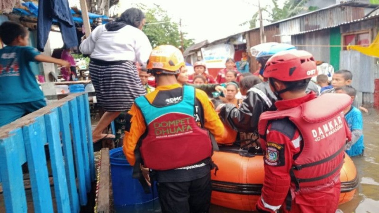 Tim penyelamat berupaya mengevakuasi korban terdampak banjir di Makassar, Sulawesi Selatan, Senin (13/2/2023). ANTARA/HO/Damkar Makassar.