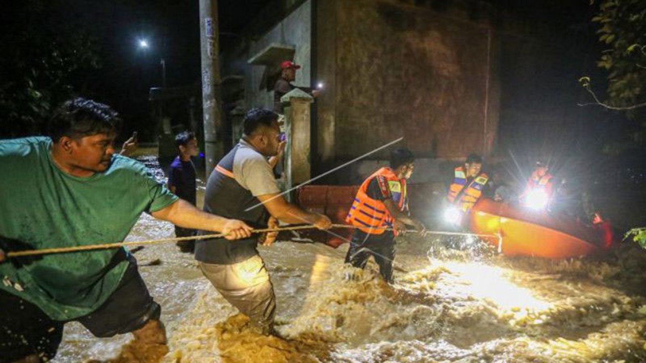 Ilustrasi - Petugas BPBD Aceh Besar bersama warga mengevakuasi warga yang terjebak banjir menggunakan perahu di Gampong Teupin Batee, Kecamatan Blang Bintang, Aceh Besar, Aceh, Sabtu (11/2/2023). ANTARA FOTO/Khalis Surry