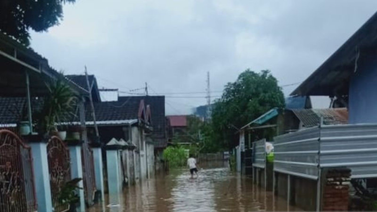 Banjir menggenangi rumah-rumah warga di Kota Taliwang, Kabupaten Sumbawa Barat, Nusa Tenggara Barat (NTB), Selasa (14/2/2023). (ANTARA/Nur Imansyah).