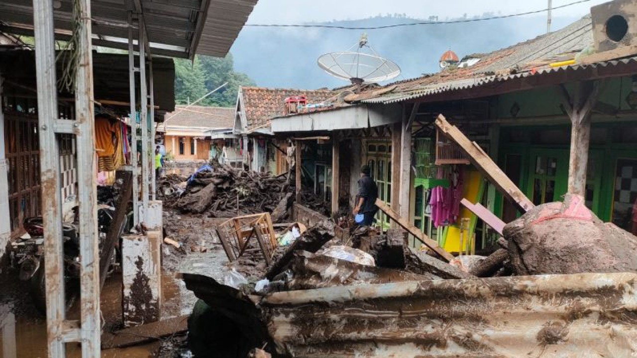 Permukiman warga Desa Kalisat, Kecamatan Ijen, Bondowoso, setelah diterjang banjir bandang. Senin (13/2/2023) ANTARA/Budi Chandra
