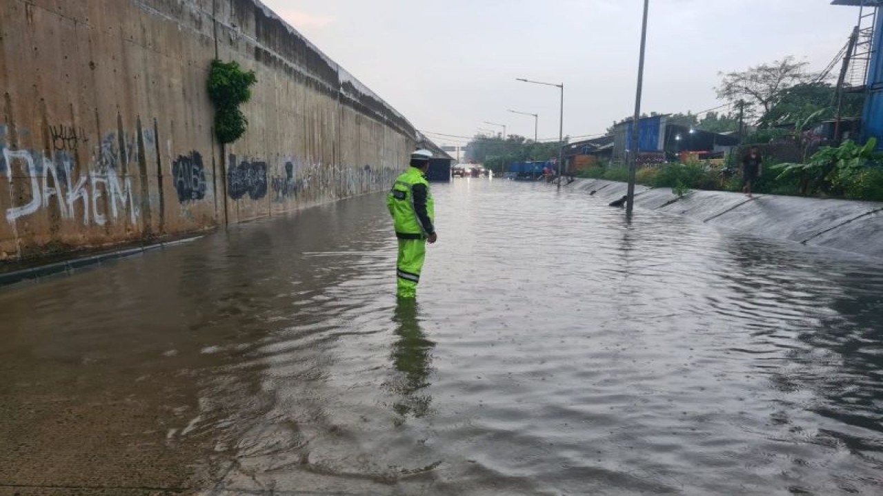 Banjir di kawasan Kolong Tol Meruya, Kembangan, Jakarta Barat, Kamis (13/10/2022). ANTARA/ HO-TMC Polda Metro
