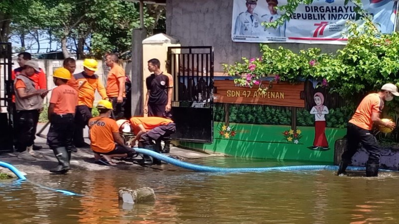 Personel Badan Penanggulangan Bencana Daerah (BPBD) Kota Mataram, Provinsi Nusa Tenggara Barat, melakukan penyedotan genangan air di SDN 47 Ampenan, Sabtu (11/2/2023). (FOTO ANTARA/HO BPBD)
