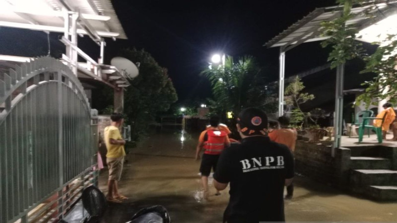 Personel BPBD OKU Sumsel patroli di lokasi banjir, Jumat (17/2/2023). (ANTARA/Edo Purmana)