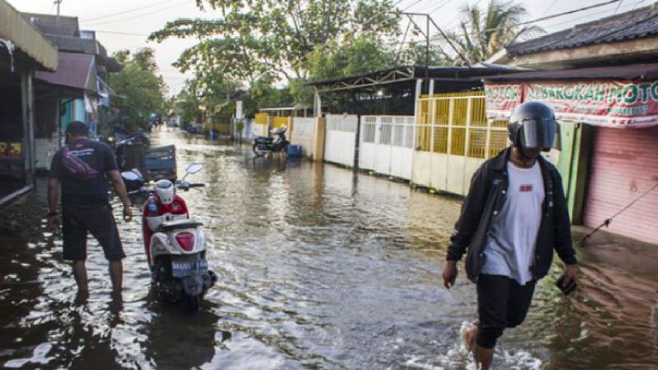 Salah satu wilayah di Kota Banjarmasin yang mengalami genangan akibat banjir rob. (ANTARA/Bayu Pratama)