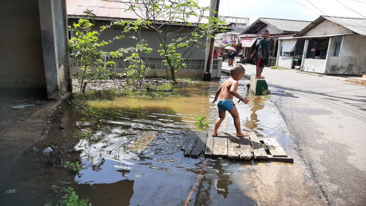 Banjir rob di kawasan pesisir Kampung Bugis, Kota Tanjungpinang, Kepri. (Ogen)