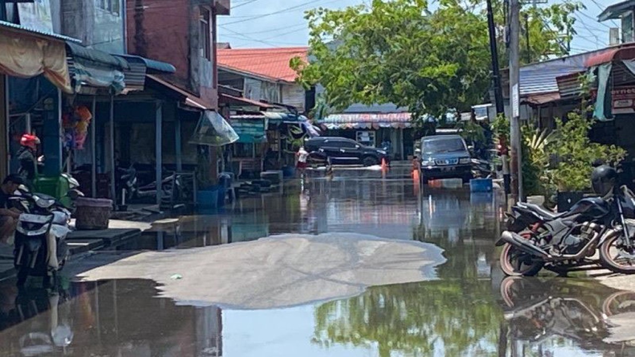 Banjir rob terjadi di Jalan Merdeka, Tanjunguban, Kabupaten Bintan, Kepulauan Riau, Kamis. ANTARA/Nikolas Panama