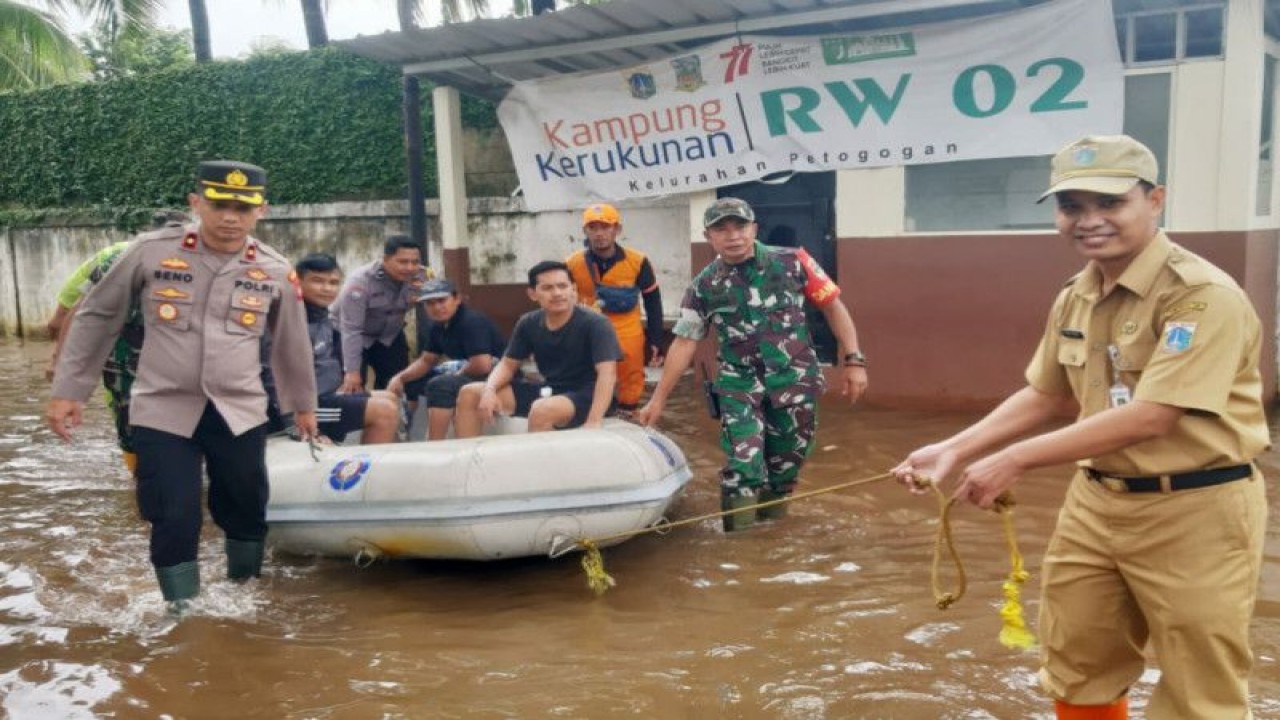 Sejumlah personel Polsek Kebayoran Baru bersama tiga pilar membantu proses evakuasi warga terdampak banjir di RW 02 Petogogan, Kebayoran Baru, Jakarta. ANTARA/HO-Polsek Kebayoran Baru