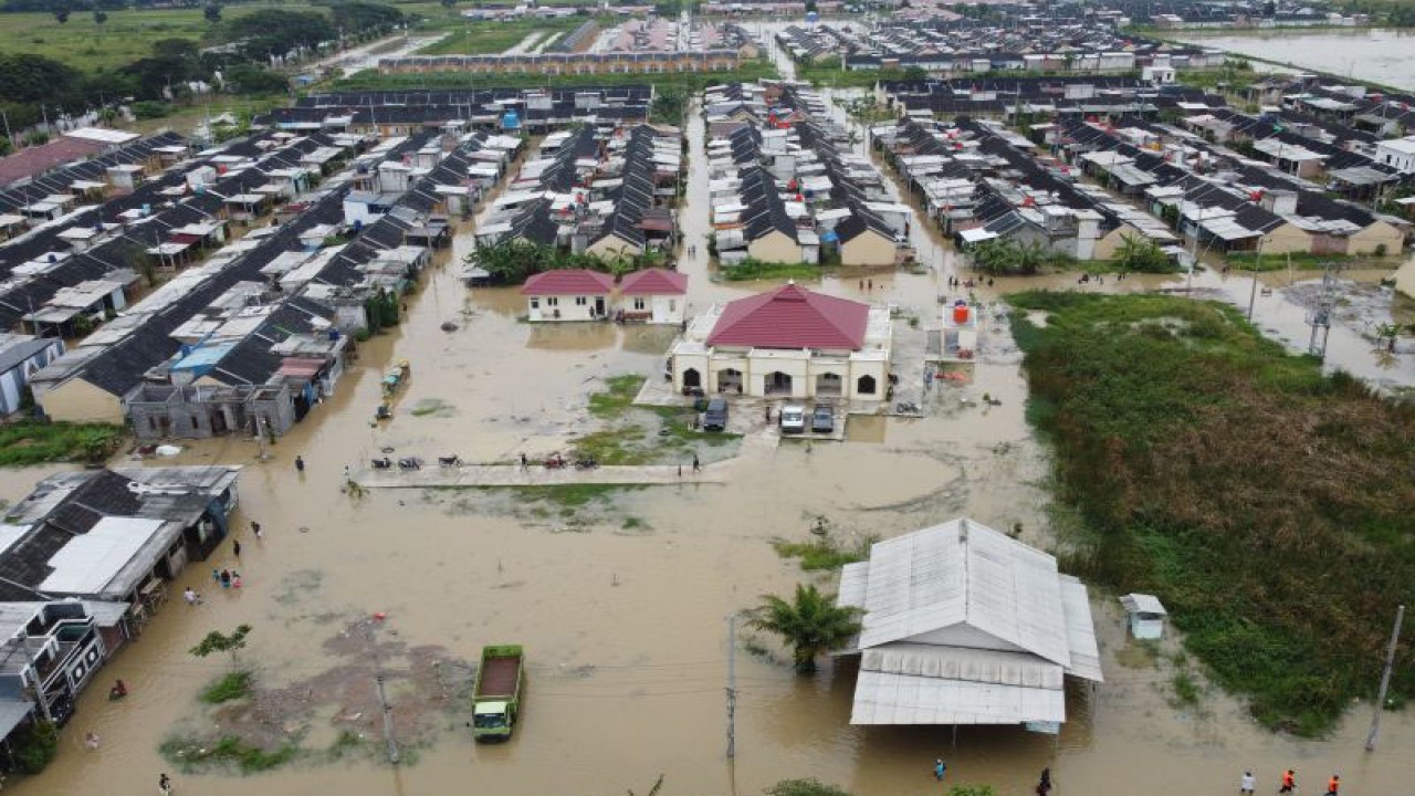 Foto udara banjir yang menggenangi perumahan Puri Nirwana Residence, Cikarang Utara, Kabupaten Bekasi, Jawa Barat, Sabtu (25/2/2023).ANTARA FOTO/ Fakhri Hermansyah/hp. (ANTARA FOTO/Fakhri Hermansyah)
