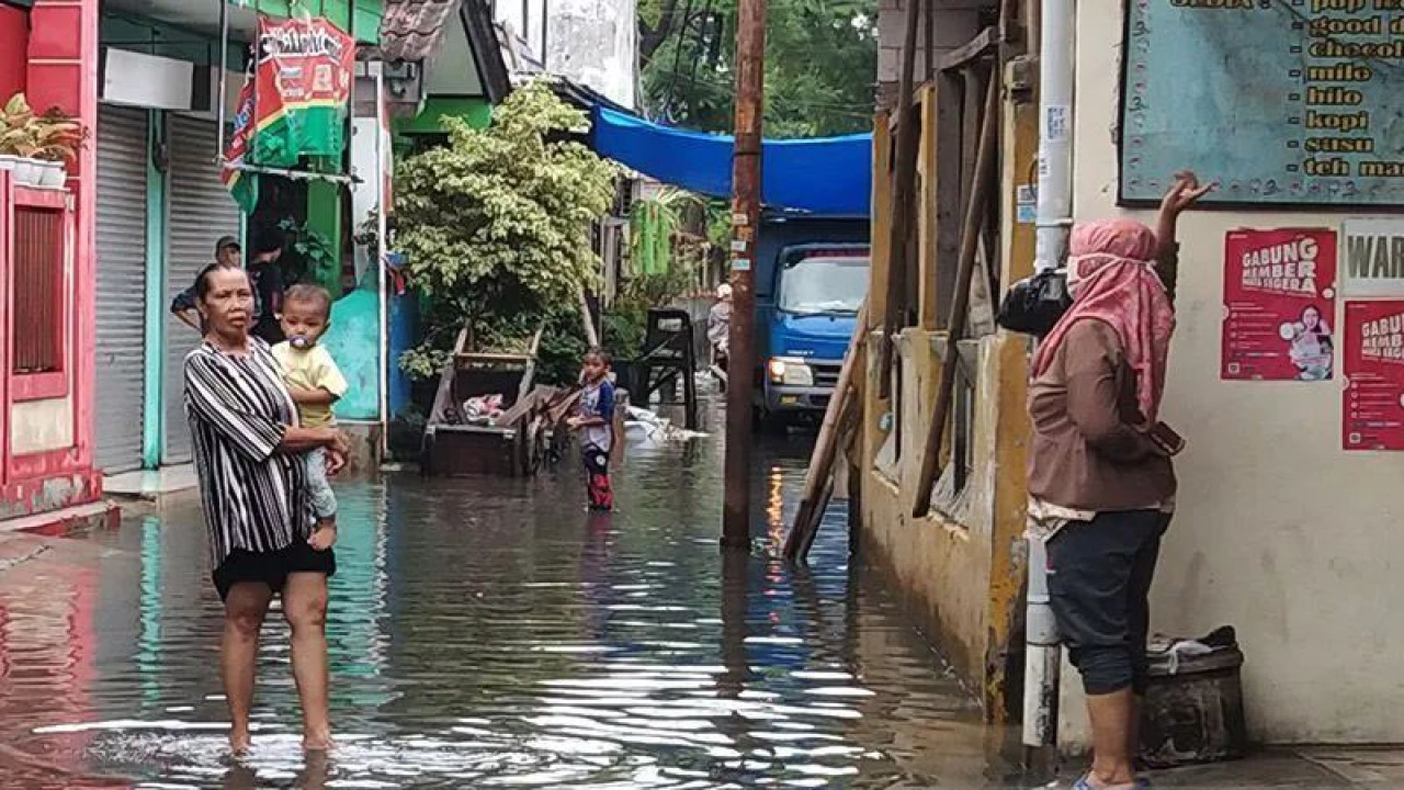 Warga beraktivitas di tengah genangan akibat hujan lebat mengguyur permukiman di dekat Stasiun Kalideres, Jakarta Barat, Senin (27/2/2023). ANTARA/Dewa Ketut Sudiarta Wiguna/am.