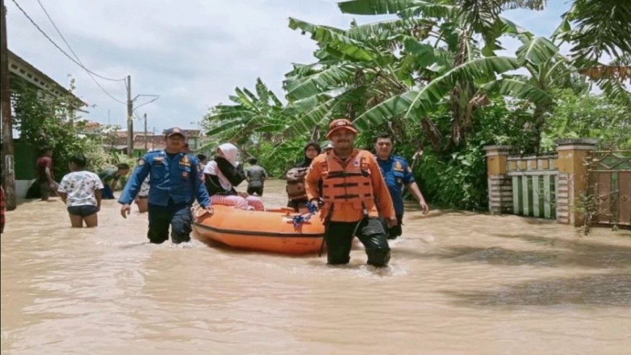 Ilustrasi - Petugas mengevakuasi korban banjir di Karawang. ANTARA/HO-BPBD Karawang