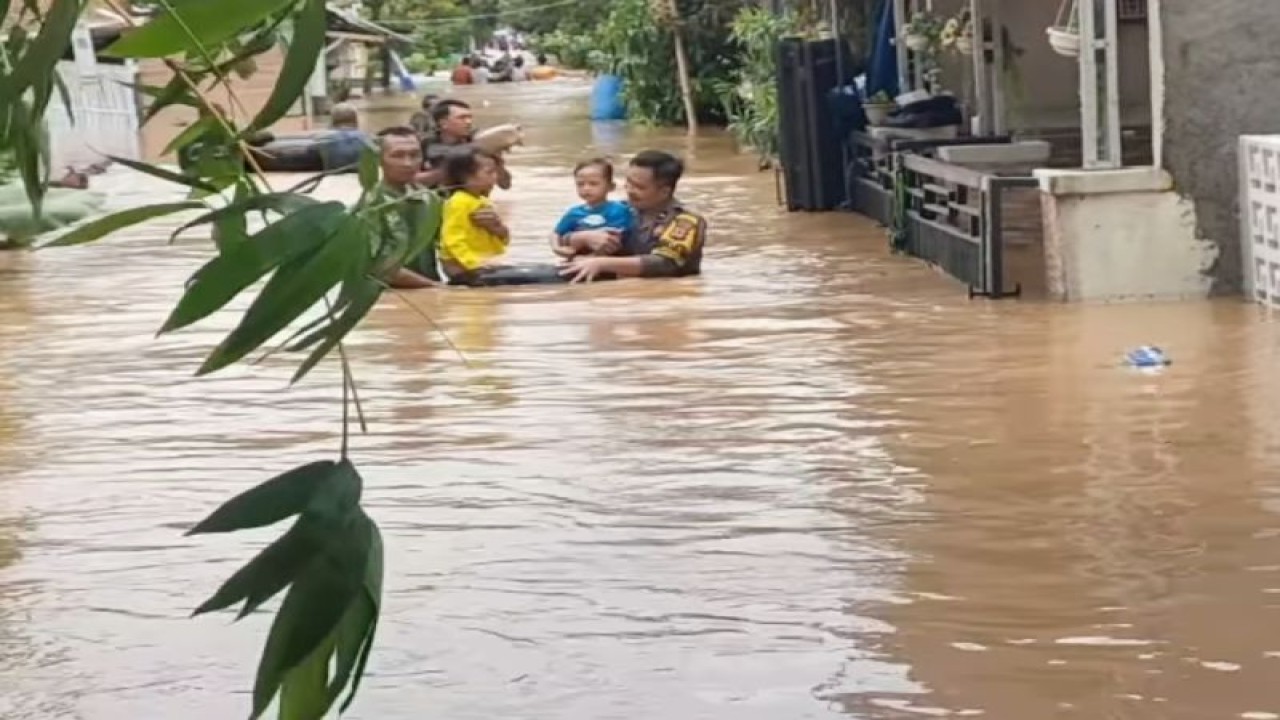 Aparat kepolisian membantu evakuasi korban banjir di Karawang. ANTARA/HO-Polres Karawang.