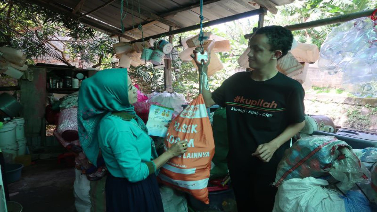 Warga menimbang sampah anorganik di Bank Sampah Suka Senang yang berlokasi di Kelurahan Semper Barat, Kecamatan Cilincing, Jakarta Utara, Kamis (16/2/2023). (ANTARA/Sugiharto purnama)