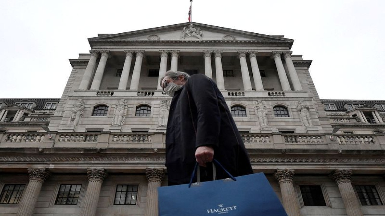 Foto Dokumen: Seorang pria yang mengenakan masker pelindung berjalan melewati Bank of England (BoE), setelah BoE menjadi bank sentral besar dunia pertama yang menaikkan suku bunga sejak pandemi penyakit virus corona (COVID-19), di London, Inggris, 16 Desember 2021. ANTARA/REUTERS/Toby Melville