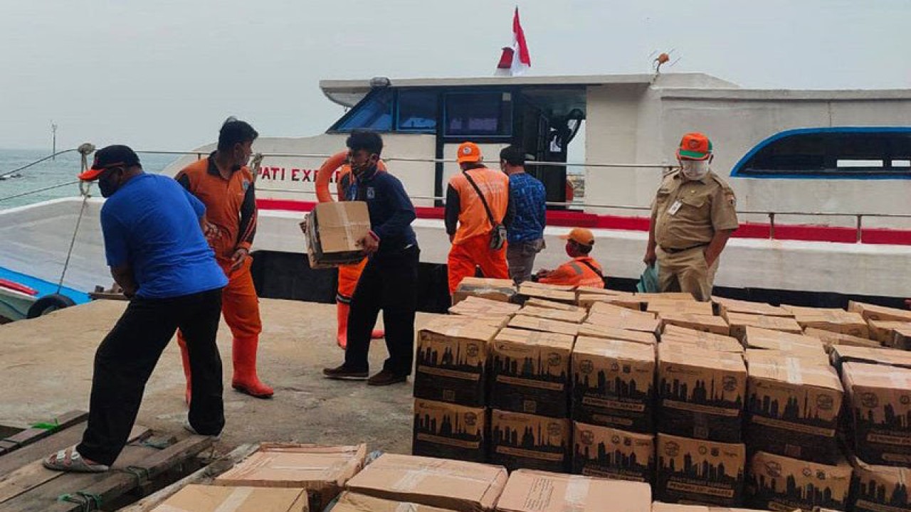 Arsip Foto - Proses distribusi bansos dari kapal menuju rumah warga di Kelurahan Pulau Pari, Kepulauan Seribu, DKI Jakarta, Selasa (4/8/2020). ANTARA/Fauzi Lamboka/aa.