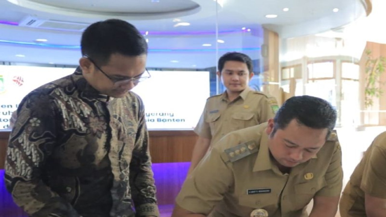 Wali Kota Tangerang Arief R Wismansyah dan Kepala BEI Provinsi Banten Fadli Fatah sedang melakukan penandatanganan kerja sama pembuatan Galeri investasi di MPP Kota Tangerang dalam acara yang dilaksanakan di Puspemkot Tangerang, Senin.