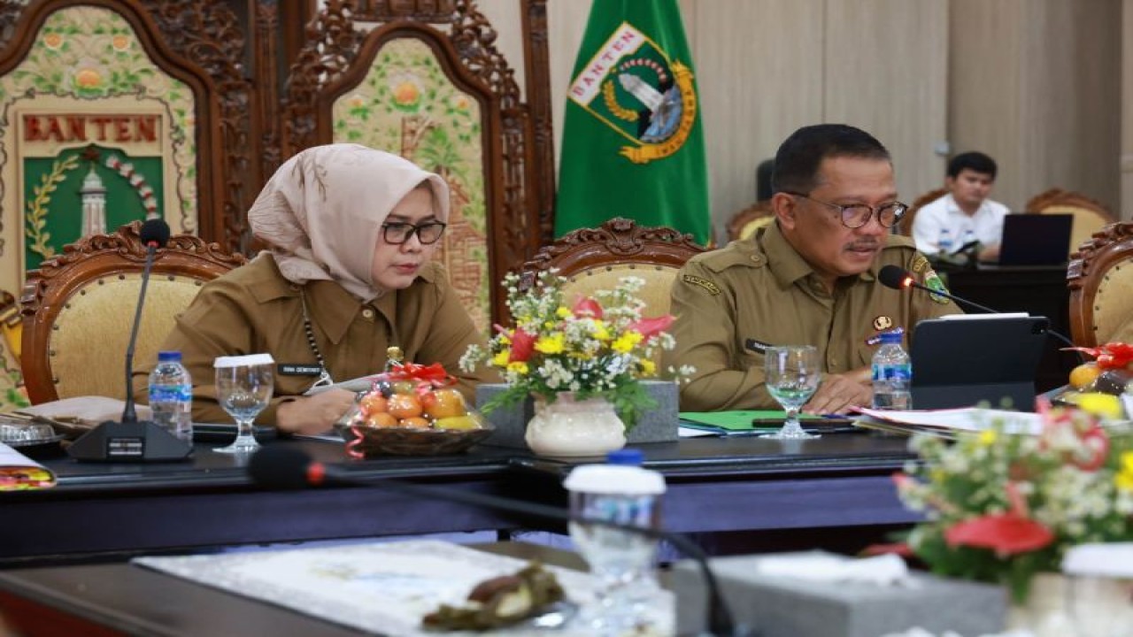 Penjabat (Pj) Sekretaris Daerah Provinsi Banten M Tranggono mengikuti Rapat Koordinasi (Rakor) Persiapan Pelabuhan Penyeberangan Merak Menyambut Idul Fitri 2023 dengan Menteri PMK secara virtual di Serang, Senin. (Mulyana)