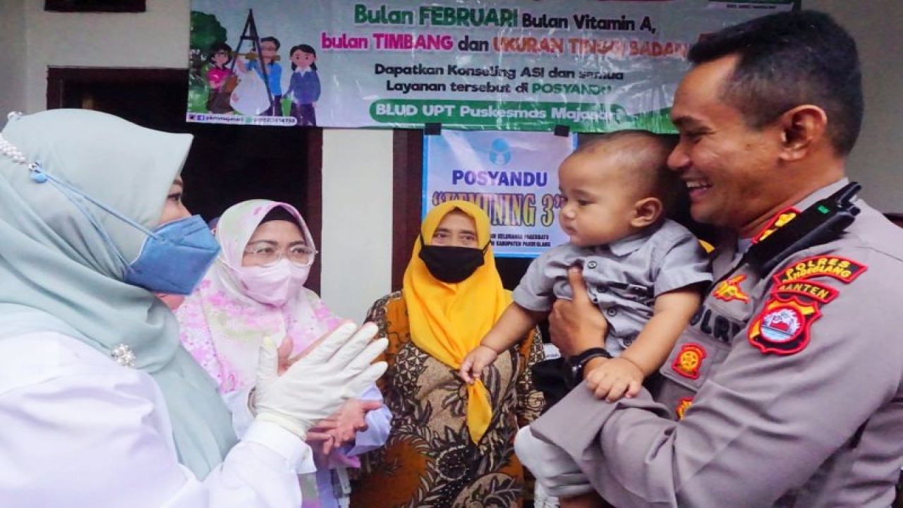 Bupati Pandeglang, Provinsi Banten, Irna Narulita menghadiri Bulan Penimbangan Balita di Kampung Pasir Angin, Kelurahan Pager Batu, Kecamatan Majasari, di Pandeglang, Rabu (22/2/2023). (FOTO ANTARA/Mulyana)