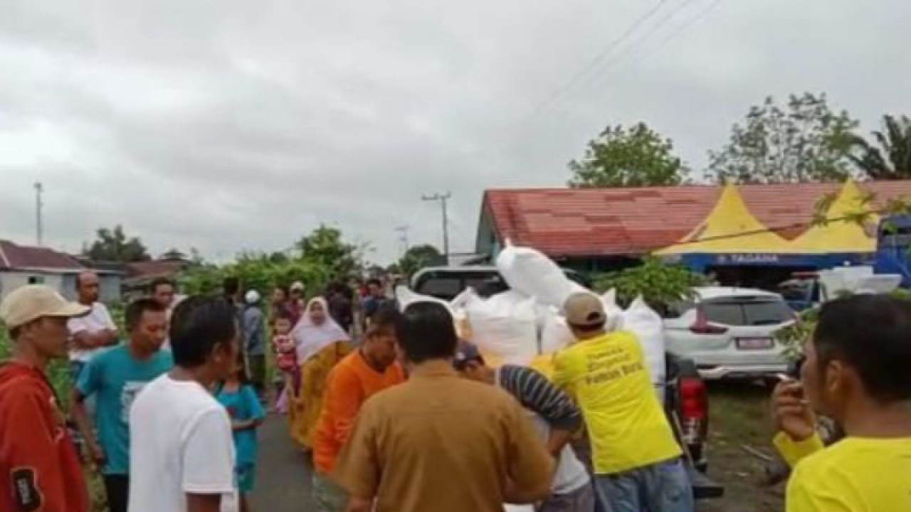 Beras bantuan Pemprov Kalsel saat tiba di daerah terdampak banjir di dua desa di Kabupaten Banjar, Kalsel, Senin (13/2/2023). (ANTARA/HO-Humas Pemprov Kalsel)