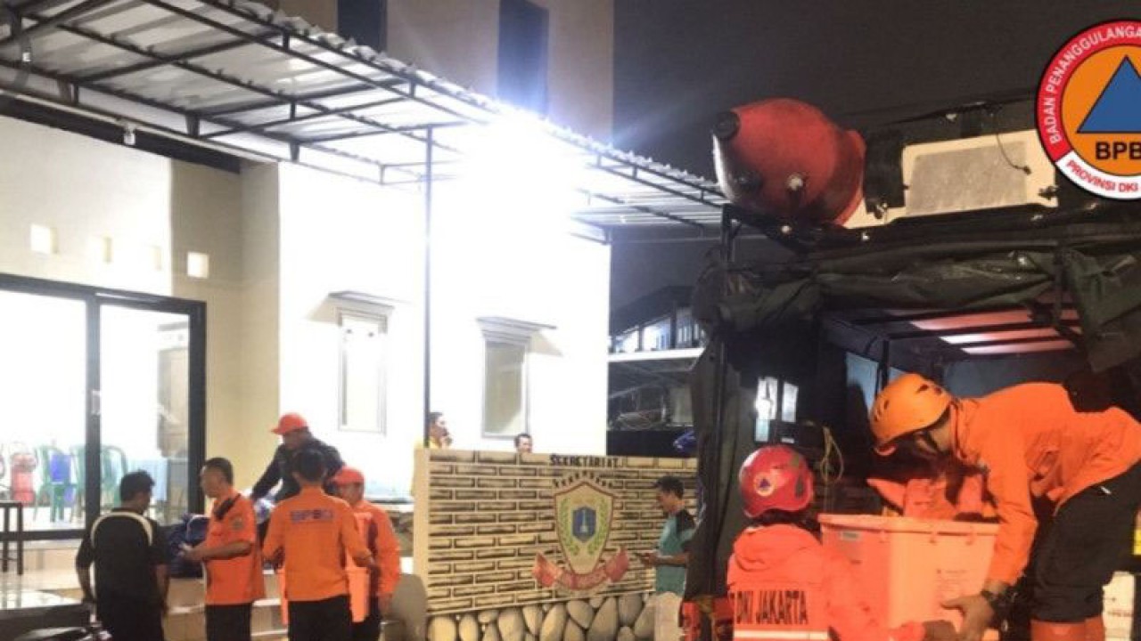 Petugas BPBD DKI menurunkan logistik untuk para pengungsi banjir di Jakarta Barat, Sabtu (25/2/2023). ANTARA/Ho-BPBD DKI