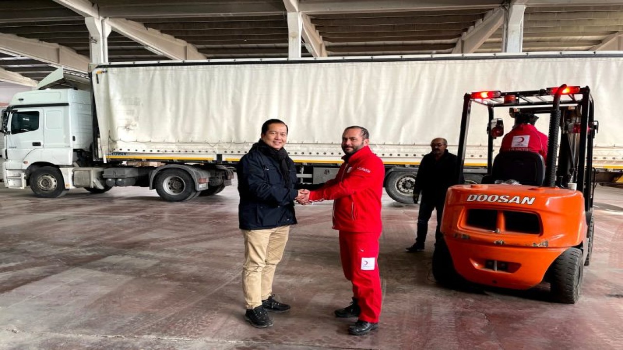 Duta Besar RI untuk Turki Lalu Muhamad Iqbal menyerahkan bantuan kemanusiaan tahap pertama Pemerintah Indonesia bagi korban bencana gempa di Turki , Rabu (8/2/2023). (ANTARA/HO-KBRI Ankara)