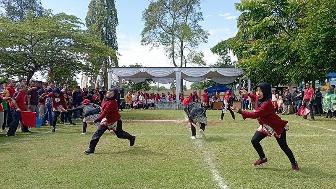 Final pertandingan permainan tradisional "gobag sodor" antar-TP PKK kecamatan dalam rangkaian peringatan Hari Jadi Ke-452 Kabupaten Banyumas di kompleks GOR Satria, Purwokerto, Banyumas, Jumat (10/2/2023). ANTARA/Sumarwoto