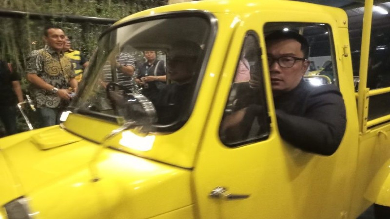 Waketum Bappilu DPP Partai Golkar Ridwan Kamil menumpangi bajaj yang disetiri Wagub Sumut Ijeck di Medan, Sumut, Rabu (1/2/2023). (ANTARA/ Said)