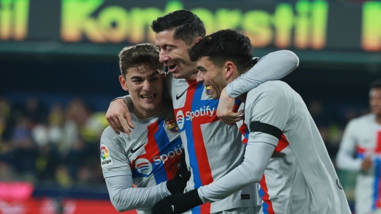Tiga pemain Barcelona yakni Pedri (kiri), Robert Lewandowski (tengah), dan Gavi (kanan) merayakan gol yang tercipta ke gawang Villarreal, pada pertandingan Liga Spanyol di Estadio de la Ceramica, Villarreal, Senin (13/2/2023) dini hari WIB. (ANTARA/AFP/JOSE JORDAN)
