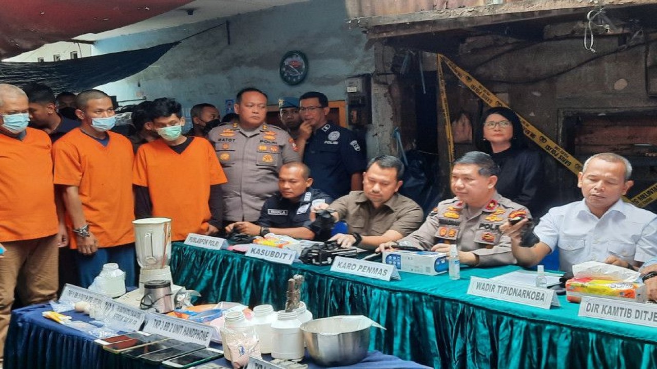Dittipidnarkoba Bareskrim Polri mengungkap rumah produksi ekstasi di kawasan kumuh Kecamatan Johar Baru, Jakarta Pusat, Selasa (7/2/2023). (ANTARA/Laily Rahmawaty)