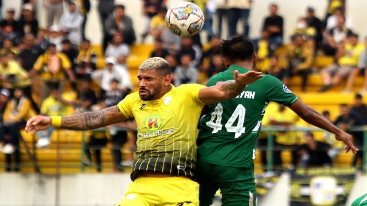Ilustrasi - Pesepak bola Barito Putera Renan Da Silva Alves (kiri) berduel udara dengan pesepak bola PSS Sleman Nur Diansyah (kanan) dalam lanjutan BRI Liga 1 di Stadion Demang Lehman, Kabupaten Banjar, Kalimantan Selatan, Selasa (31/1/2023). . ANTARA FOTO/Bayu Pratama S/hp.