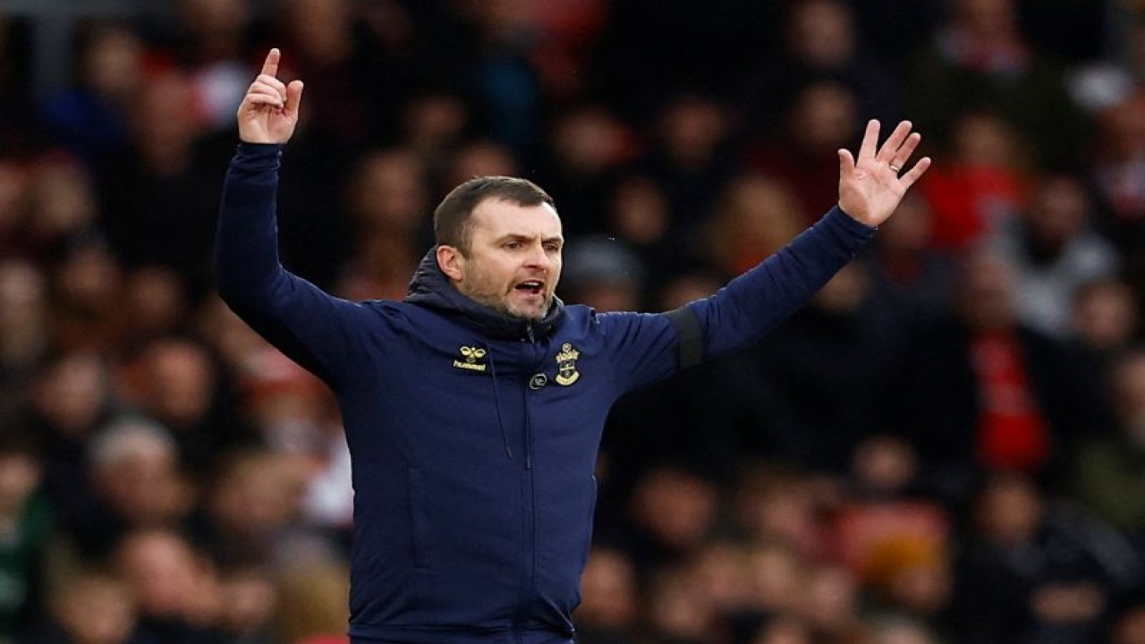Nathan Jones saat melatih Southampton dalam pertandingan Liga Premier Inggris lawan Wolverhampton di St Mary's Stadium pada 11 Februari 2023. Nathan Jones dipecat Southampton tiga bulan setelah ditunjuk sebagai pelatih tim utama. ANTARA/REUTERS/PETER NICHOLLS