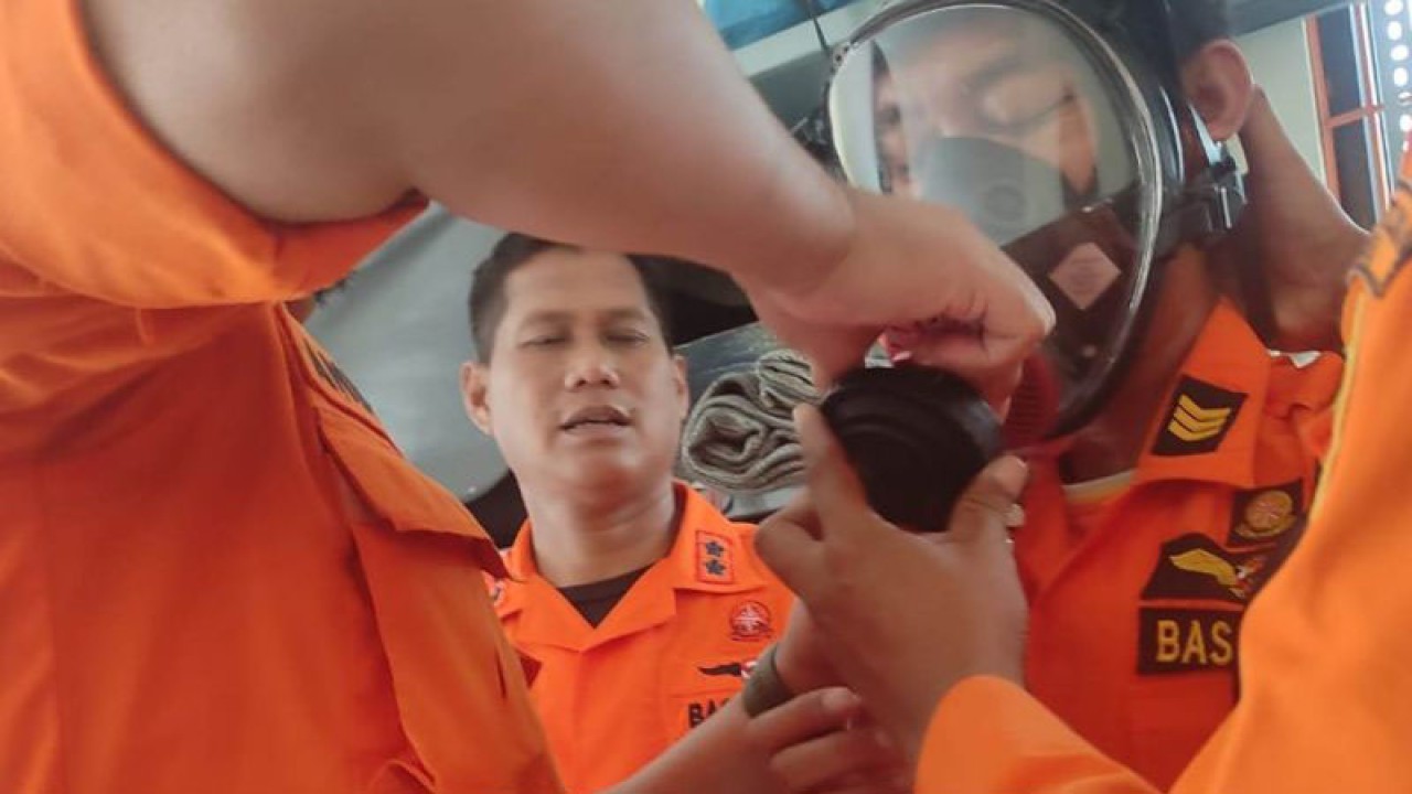 Kepala Kantor Basarnas Jatim Muhamad Hariyadi (tengah) mengamati kesiapan anggotanya menggunakan helem pelindung asap yang dilengkapi alat bantu nafas di gudang milik Basarnas Pos SAR Trenggalek, Jumat (24/2/2023) (Destyan Handri Sujarwoko)