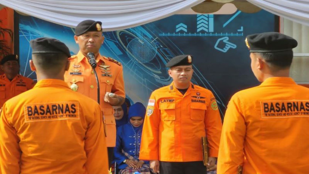 Pelaksana tugas Kepala Basarnas Kendari Rudi menjadi inspektur upacara peringatan Hari Ulang Tahun ke-51 Basarnas di Kendari, Sulawesi Tenggara, Selasa (28/2/2023) (ANTARA/Harianto)