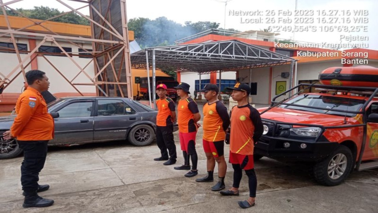 Badan Pencarian dan Pertolongan atau SAR Nasional (Basarnas) Banten melakukan penyisiran bocah terseret Kali Bona di Kecamatan Jombang Kota Cilegon, Minggu (26/2/2023). ANTARA/HO-Basarnas