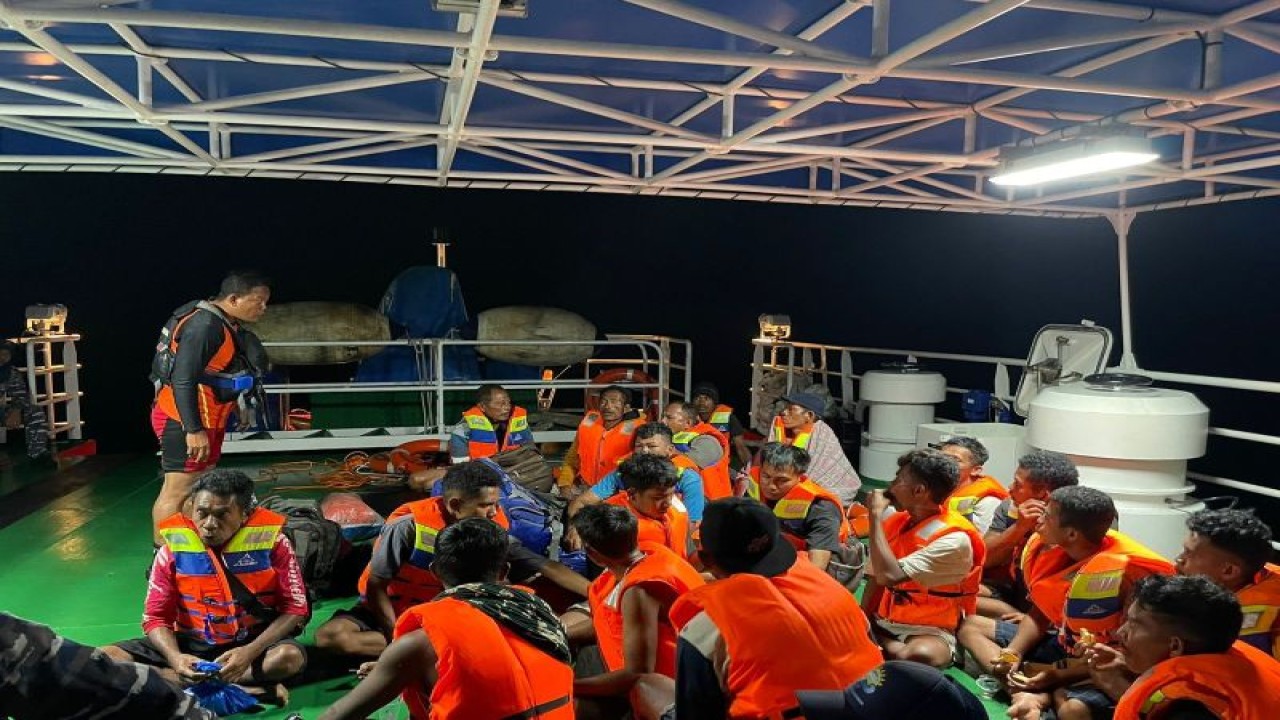 Sejumlah penumpang Kapal Motor Jangkar Samudra yang mengalami mati mesin di perairan Pulau Babi, Kabupaten Sikka Provinsi Nusa Tenggara Timur berhasil di evakuasi tim SAR gabungan dengan selamat pada Minggu (26/2). (ANTARA/HO-Basarnas Maumere)