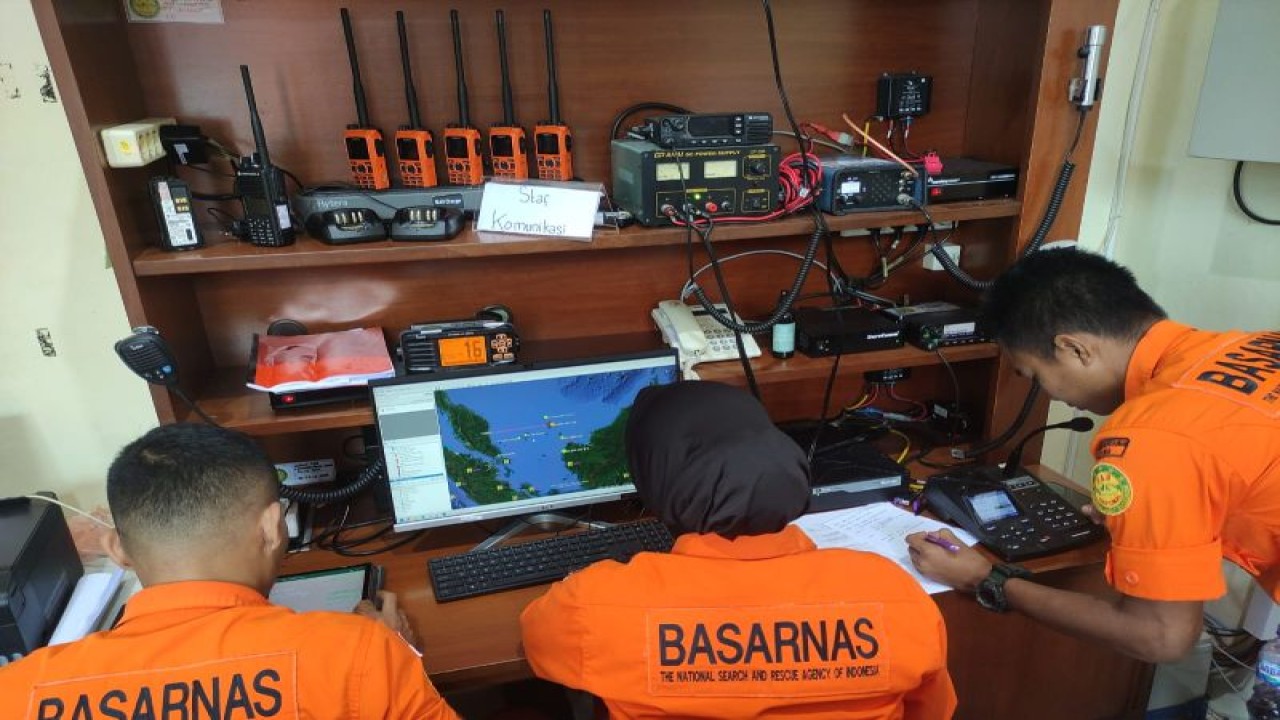 Petugas komunikasi Kantor SAR Natuna mengikuti latihan komunikasi SAR bersama Malaysia di Natuna, Kepri, Selasa (21/2/2023) (ANTARA/HO-Basarnas Natuna)