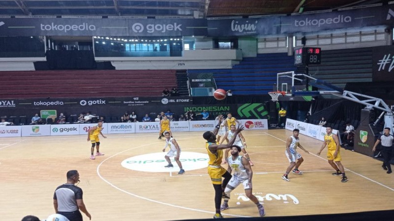 Suasana pertandingan Prawira Harum Bandung melawan Satya Wacana Salatiga. Prawira Harum Bandung menang dengan skor 77-57 pada seri ketiga Liga Basket Indonesia di DBL Arena Surabaya, Senin. (Antara/Ananto Pradana)