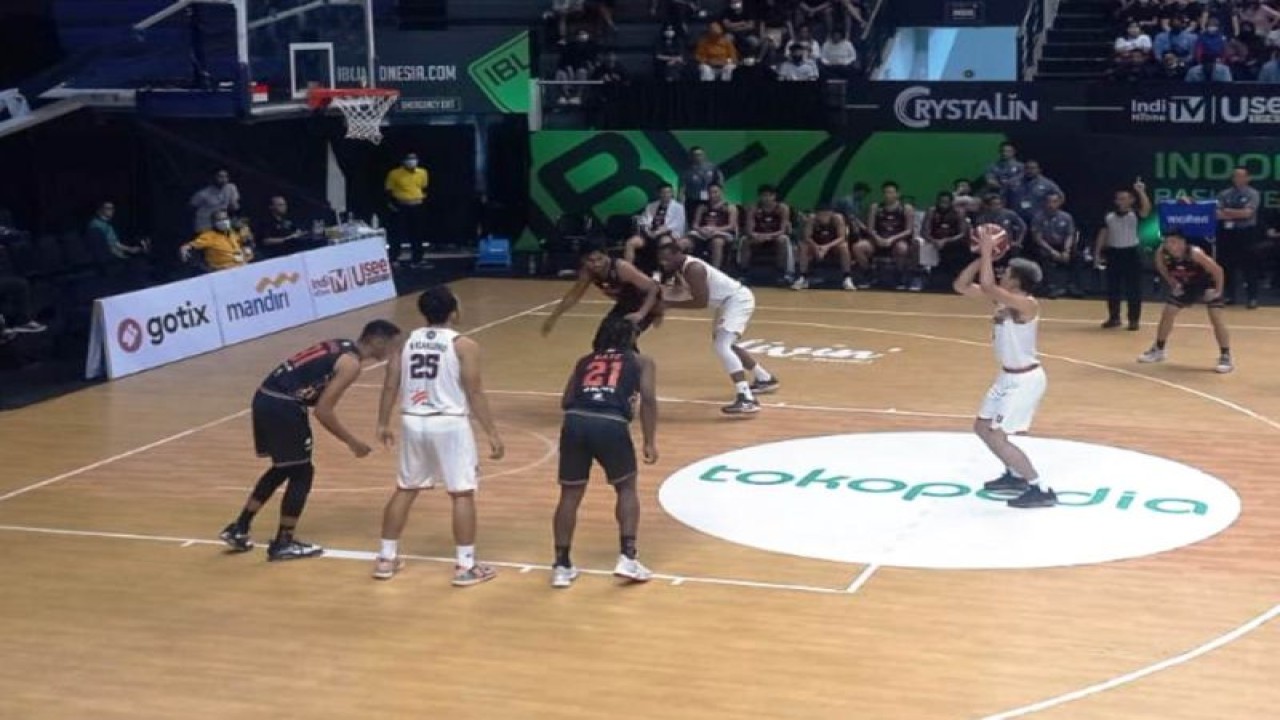 Pertandingan Pelita Jaya Bakrie Jakarta saat menundukkan perlawanan Evos Thunder Bogor 71-53 dalam seri ketiga Liga Basket Indonesia di DBL Arena Surabaya, Rabu (15/2/2023). (ANTARA/Ananto Pradana)