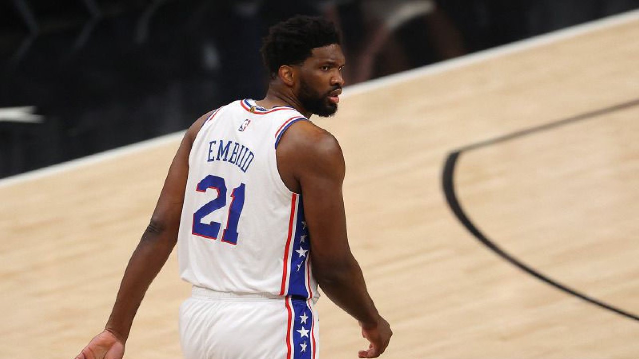 Bintang Philadelphia 76ers Joel Embiid saat tampil melawan Atlanta Hawks dalam gim keenam semifinal Wilayah Timur NBA di State Farm Arena, Georgia, Amerika Serikat, pada 18 Juni 2021. (ANTARA/AFP/GETTY IMAGES/Kevin C. Cox)