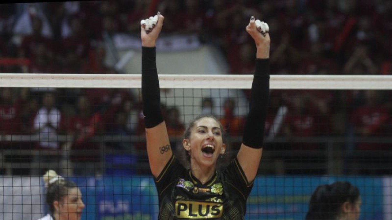 Pebola voli putri Gresik Petrokimia Pupuk Indonesia Julieta Constanza Lazcano Colodrero melakukan selebrasi usai mencetak poin saat bertanding melawan tim Jakarta BIN dalam pertandingan PLN Mobile Proliga 2023 putaran kedua pekan kedua di GOR Ken Arok, Malang, Jawa Timur, Kamis (8/2/2023). Gresik Petrokimia Pupuk Indonesia mengalahkan Jakarta BIN dengan skor 3-2 (23-25, 25-21, 20-25, 25-17, 15-9). ANTARA FOTO/Ari Bowo Sucipto/tom.
