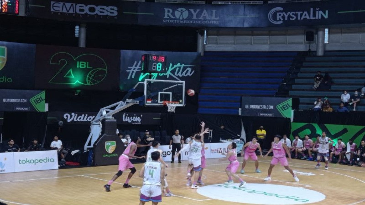 RJ Amartha Hangtuah Jakarta menangi laga ketat melawan West Bandits Solo dengan skor akhir 87-84, Kamis (16/2/2023). (ANTARA/Ananto Pradana)