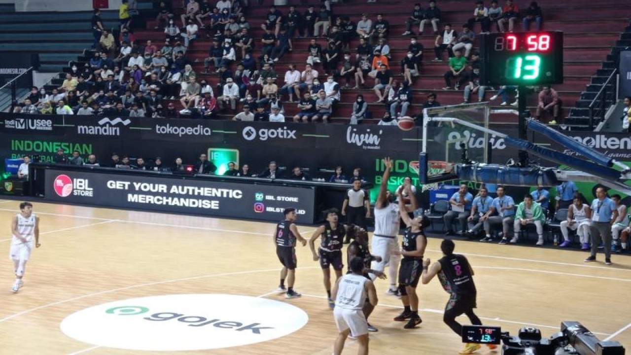 Bumi Borneo Basketball Pontianak menang melalui babak overtime menghadapi Bali United Basketball dengan skor 85-81, Kamis (16/2/2023). (ANTARA/Ananto Pradana)