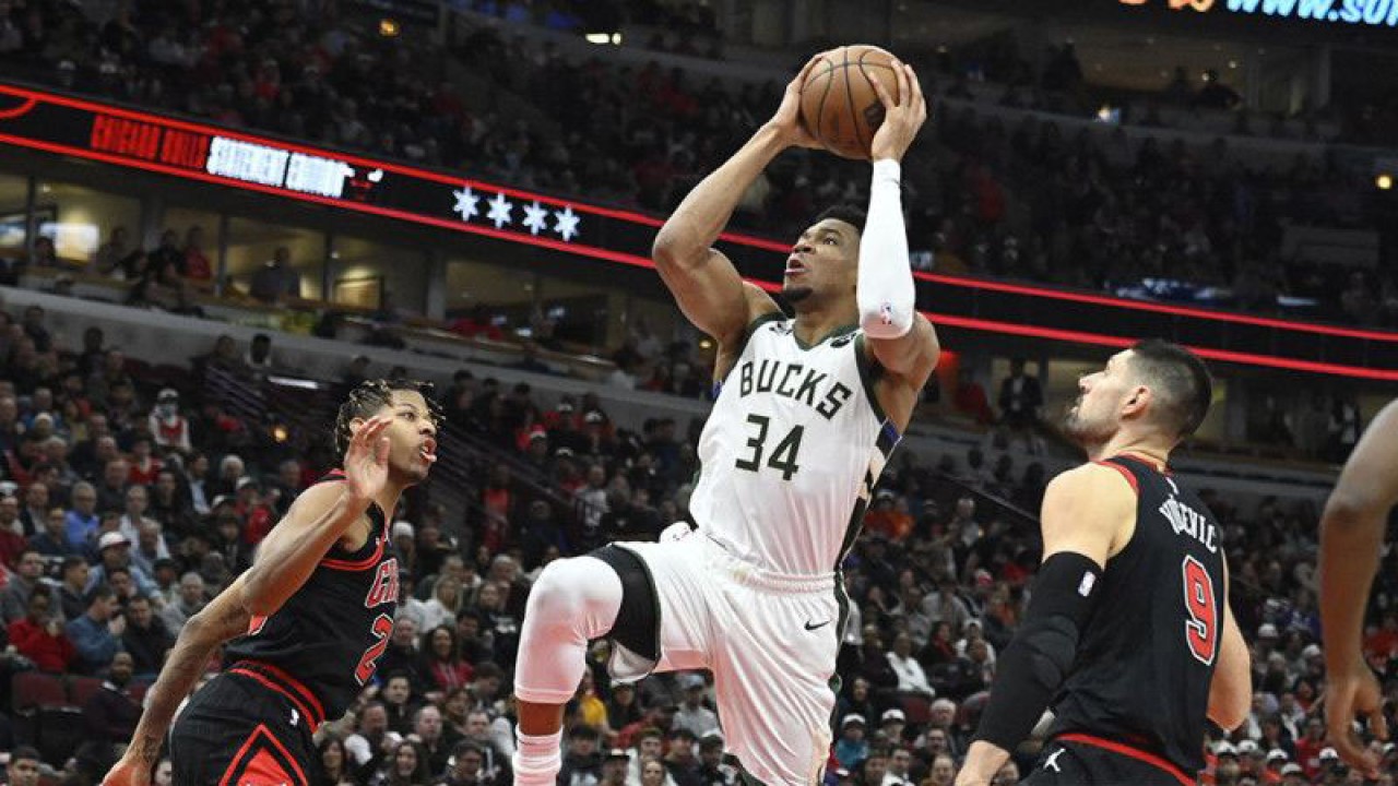 Pebasket Milwaukee Bucks Giannis Antetokounmpo (34) memasukkan bola yang dihadang pebasket Chicago Bulls Dalen Terry (25) dan Nikola Vucevic (9) ​​​​​​​dalam pertandingan lanjutan NBA di United Center, Chicago, Illinois, Amerika Serikat, Jumat (17/2/2023). Dalam laga tandangnya itu Milwaukee Bucks menang atas tuan rumah Chicago Bulls dengan skor​​​​​​​ 112-100. ANTARA FOTO/USA TODAY Sports via Reuters - Matt Marton/nym.