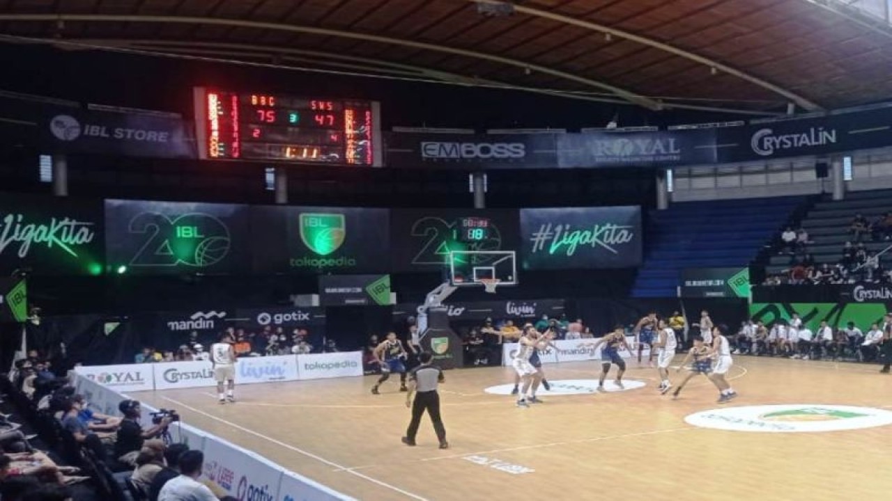 Pertandingan Bali United Basketball saat menundukkan perlawanan Satya Wacana Salatiga dengan skor 99-55 di seri ketiga Liga Basket Indonesia di DBL Arena Surabaya, Jumat (17/2/2023). (ANTARA/Ananto Pradana)