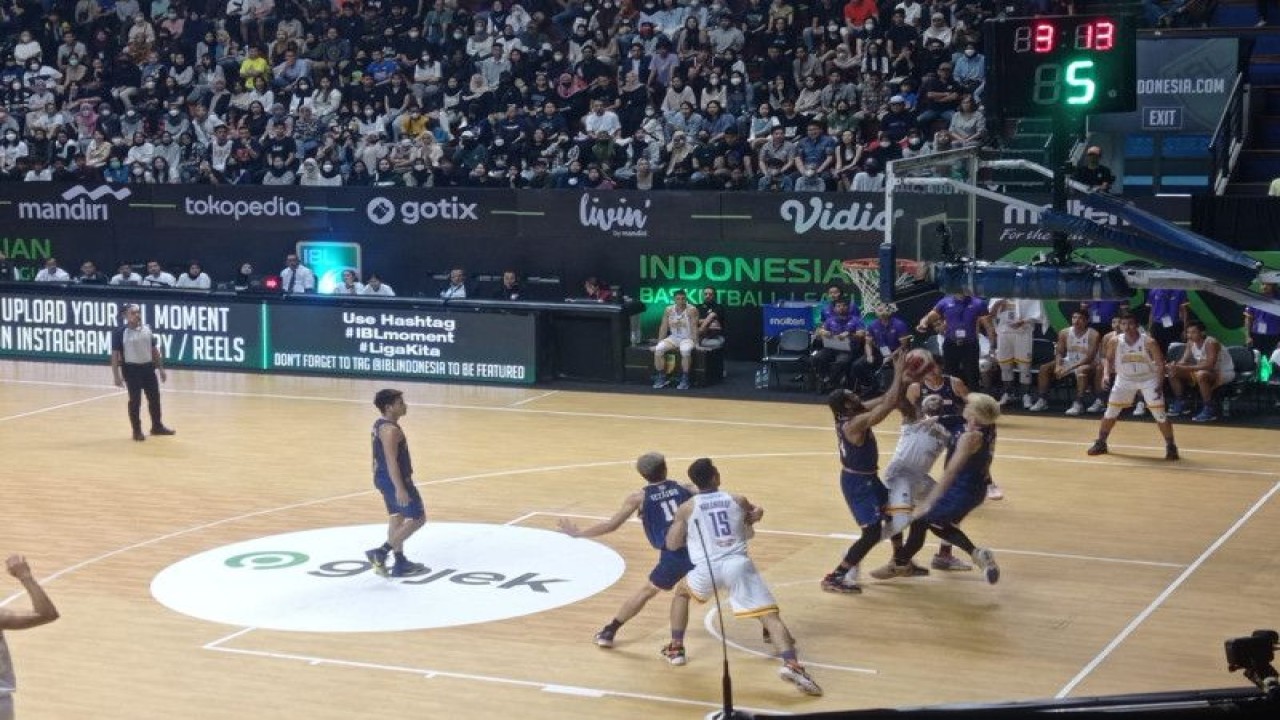 Tangerang Hawks Basketball tunduk 57-75 dari Pelita Jaya Bakrie Jakarta di seri ketiga Liga Basket Indonesia, Jumat (17/2/2023). (ANTARA/Ananto Pradana)