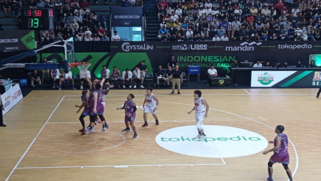 Pertandingan Indonesia Patriots melawan RJ Amartha Hangtuah Jakarta berjalan alot. Indonesia Patriots akhirnya mengunci kemenangan tipis 66-63 di seri ketiga Liga Basket Indonesia, Sabtu (18/2/2023). (ANTARA/Ananto Pradana)