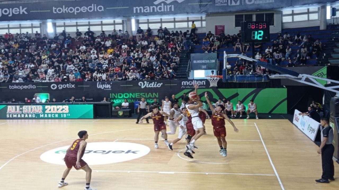 Bumi Borneo Basketball Pontianak harus mengakui keunggulan Bima Perkasa Jogja pada seri ketiga Liga Basket Indonesia dengan skor 59-70, Sabtu (18/2/2023). (ANTARA/Ananto Pradana.)