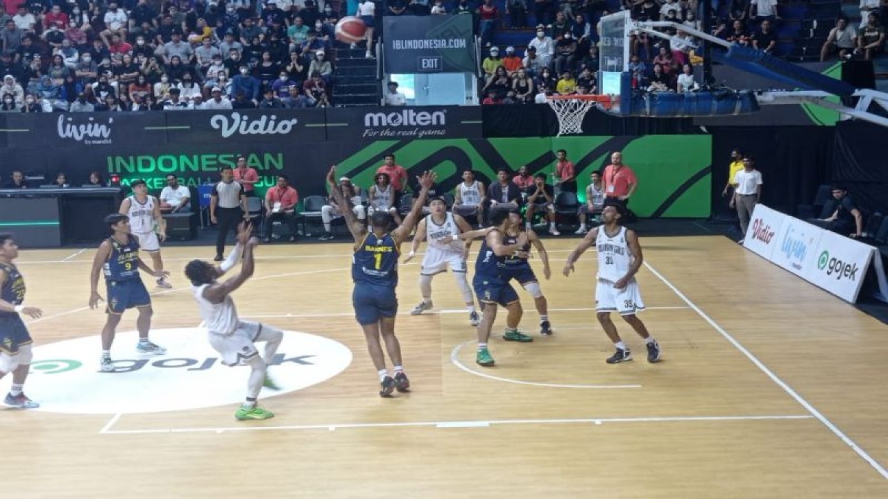 Elang Pacific Caesar Surabaya harus mengakui keunggulan Mountain Gold Timika di seri ketiga Liga Basket Indonesia dengan skor 88-80, Sabtu (18/2/2023). (ANTARA/Ananto Pradana)