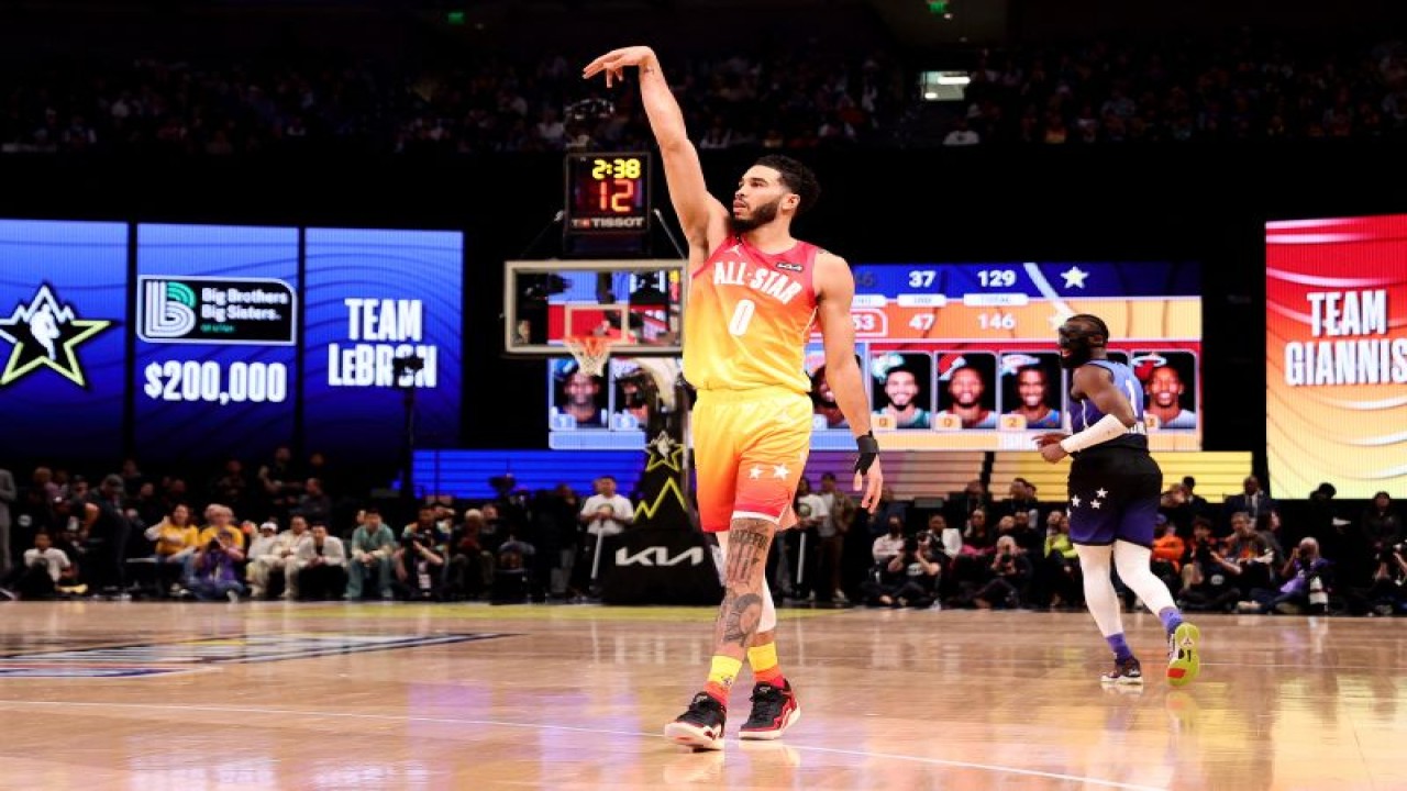 Bintang Boston Celtics Jayson Tatum (kiri) saat laga NBA All Star antara Tim Giannis kontra Tim LeBron di Vivint Arena, Salt Lake City, Utah, AS, Minggu (19/2/2023) (Getty Images via AFP/TIM NWACHUKWU)