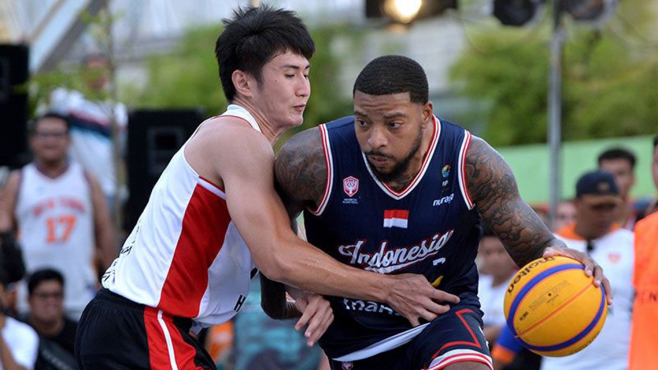 Pebasket Ina Patriots A Jamarr Andre Johnson (kanan) dihadang pebasket Harimau Malaya Malaysia Chun Hong Ting (kiri) saat pertandingan Final ABL 3x3 International Champions Cup 2022 di kawasan Kuta, Badung, Bali, Minggu (17/4/2022). ANTARA FOTO/Fikri Yusuf/hp/aa. (ANTARA FOTO/FIKRI YUSUF)