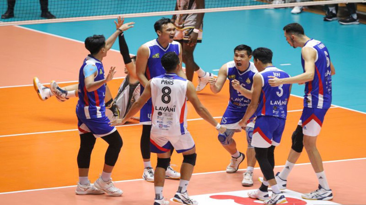 Para pemain Jakarta LavAni Allo Bank meluapkan kegembiraan usai meraih angka pada pertandingan final four PLN Mobile Proliga 2023 di GOR Tri Dharma Petrokimia Gresik, Jatim, Jumat (24/2/2023) malam. (ANTARA/Rizal Hanafi)